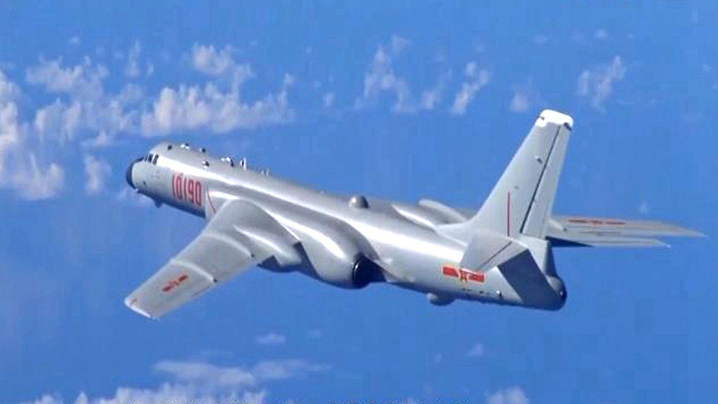 2019年6月，数架轰-6K从中国华南某机场起飞，展开昼夜突防演训。（中国央视视频截图）