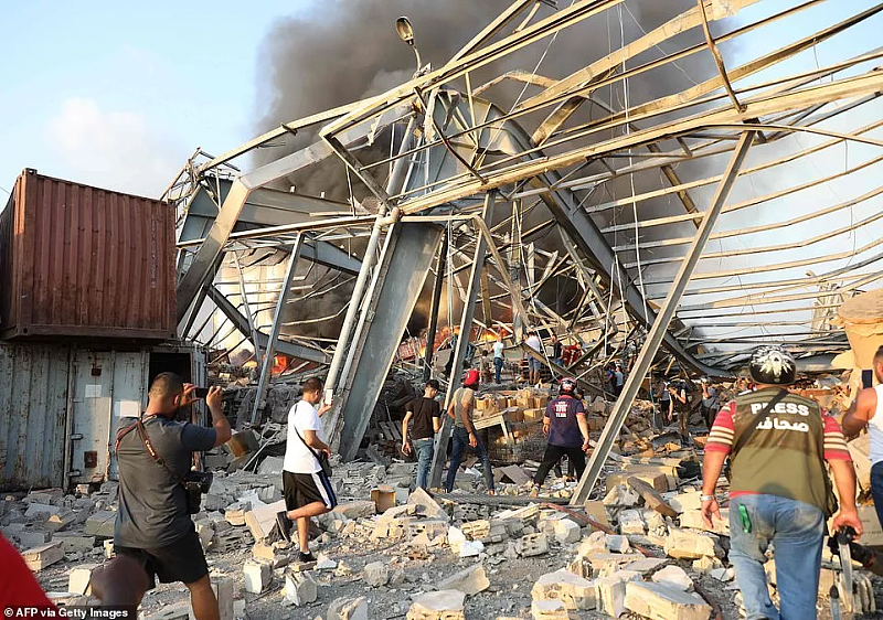 黎巴嫩首都发生剧烈爆炸，现场出现蘑菇云！逾4000人死伤，澳使馆受损澳人遇难（视频/组图） - 15
