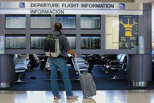 网曝美国开始限制科研工作者回到中国！机场强行搜索乘客行李开始抓人（组图） - 1