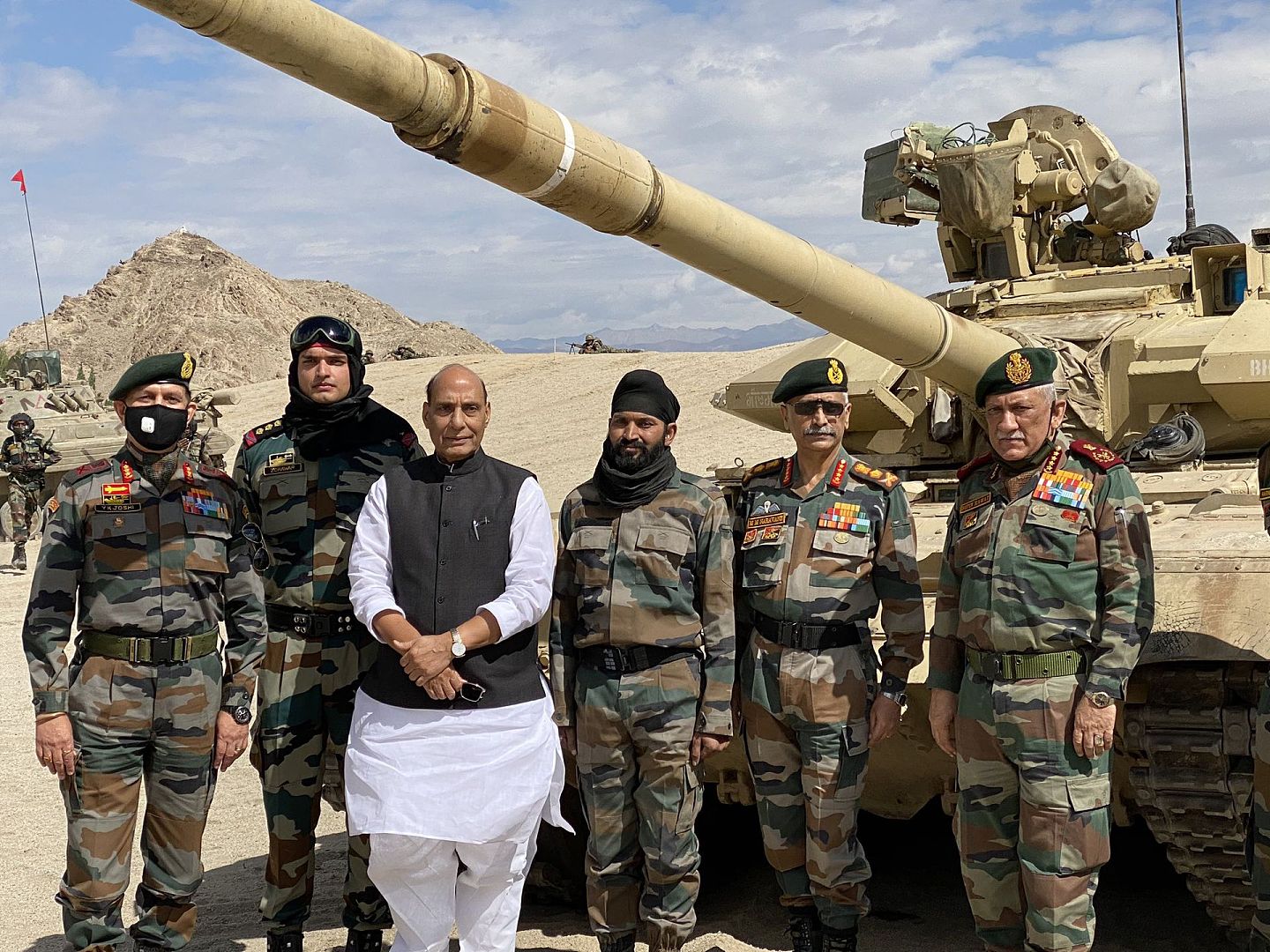 辛格还同印度军队以及展现实力的重型坦克合影。（Twitter@DefenceMinIndia）