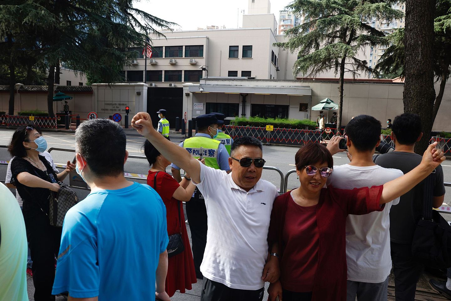 作为反制，中国关闭了美国驻成都总领馆。7月26日，有中国民众在领馆前合影。（AP）