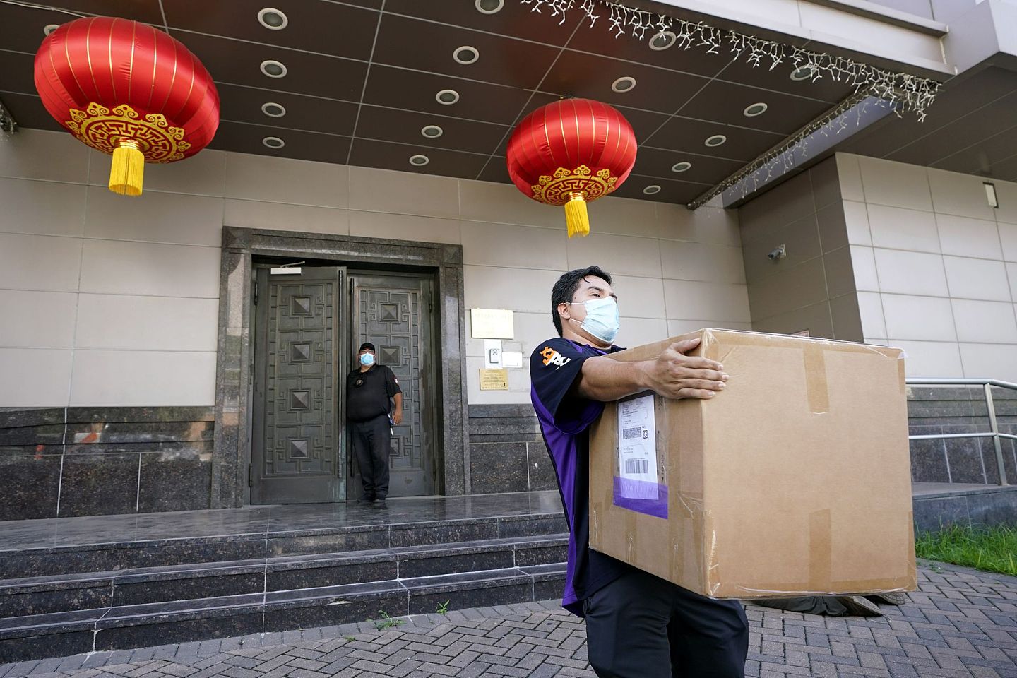 美国下令关闭中国驻休斯敦总领馆后，7月23日，中国驻休斯敦总领馆人员开始转运物资。（AP）
