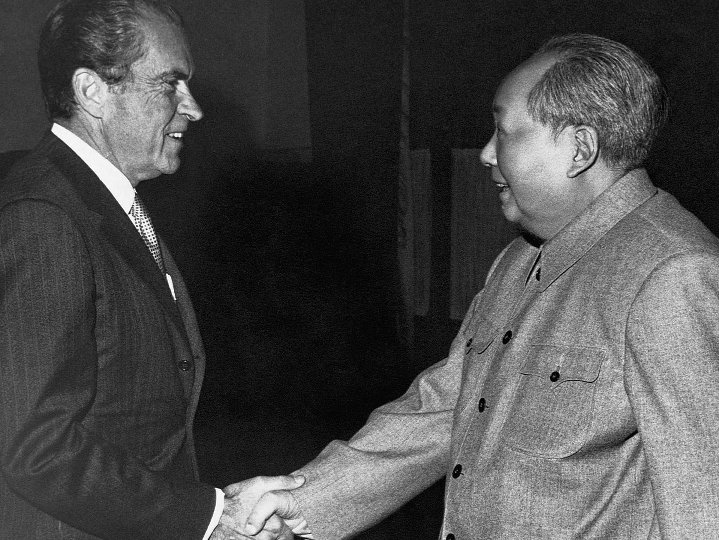 1972年2月21日，美国总统尼克松（Richard Nixon）访华会见中共开国领袖毛泽东（右）。这是中美关系从敌对、对抗格局转变到和解，关系正常化的转折点。（视觉中国）