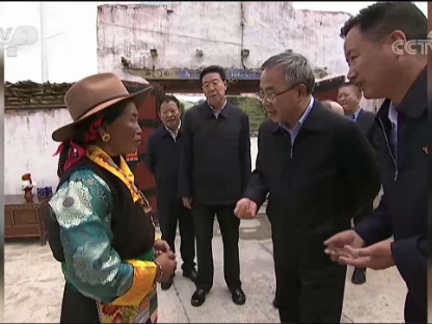 胡春华赴西藏考察时，与当地民众进行交流。（中国央视新闻）