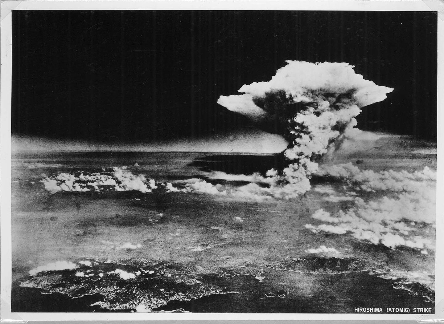 1945年8月6日，日本广岛上空升起蘑菇云。1945年8月6日，美国向广岛投放一枚原子弹，造成14,0000人死亡，原本拥有350,000人口的城市成为废墟。8月9日，美国又在长崎投下第二枚原子弹。（Reuters）