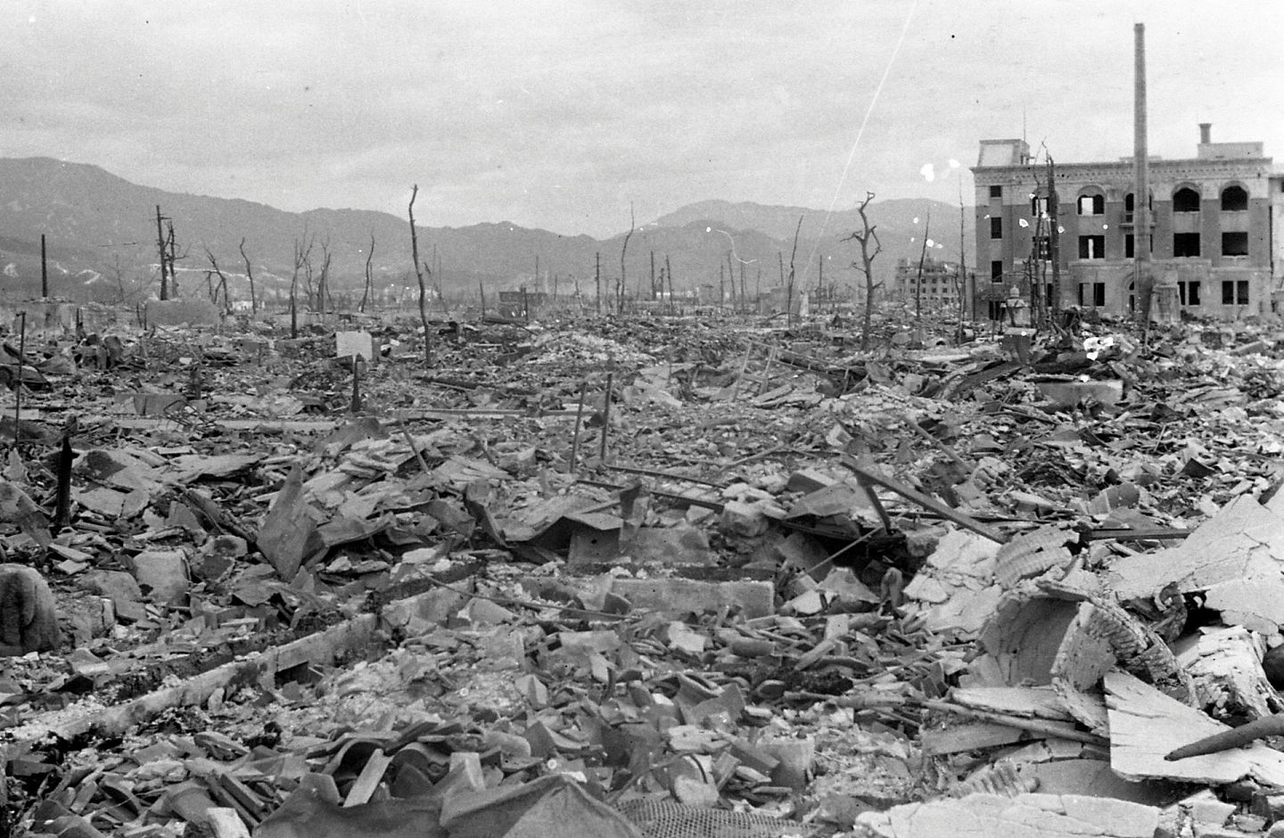 1945年8月6日，美国在日本广岛投掷原子弹后，建筑物被大量摧毁。（Reuters）