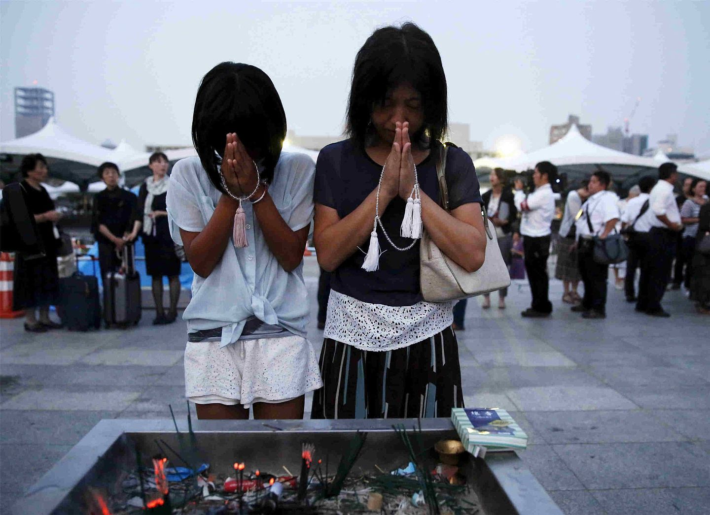 当地时间2015年8月6日，日本民众在广岛和平纪念公园参加纪念活动。（Reuters）