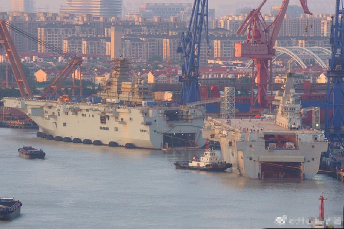 075型两栖攻击舰是中国海军最大的两栖战舰。（微博@开心包子铺）