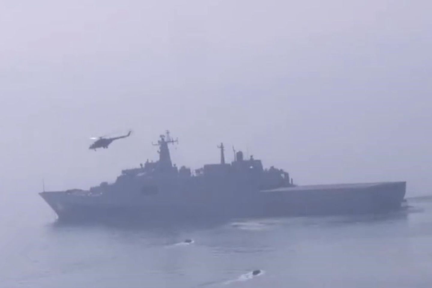 第73集团军陆航旅所属直升机与071级两栖船坞登陆舰进行合练。（中国军视网截图）