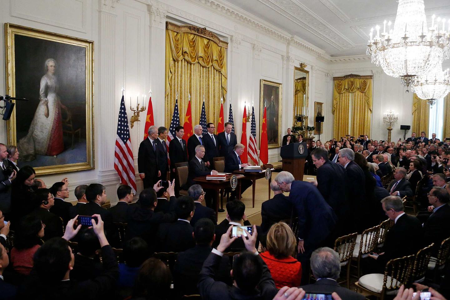 2020年1月15日，中美签署第一阶段贸易协议现场，莱特希泽（居中，特朗普与刘鹤后排，右一）与努钦（居中，特朗普与刘鹤后排，右二）等多位白宫要员列席。 （AP）