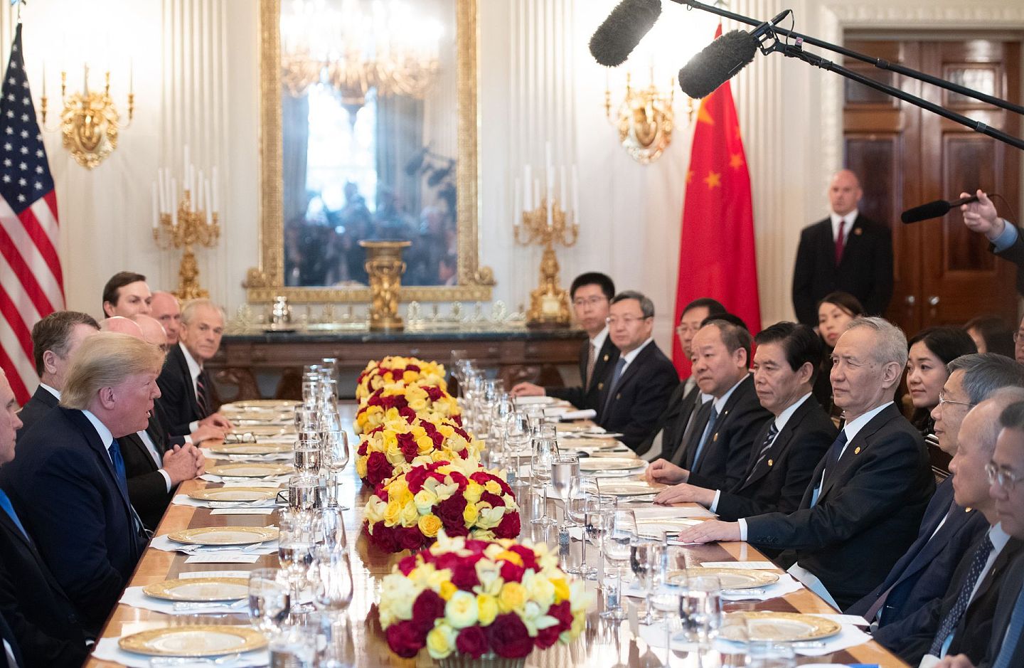 2020年1月15日，中美签署贸易协议后，特朗普在白宫国宴厅和刘鹤及双方代表团共进午餐。（AFP）