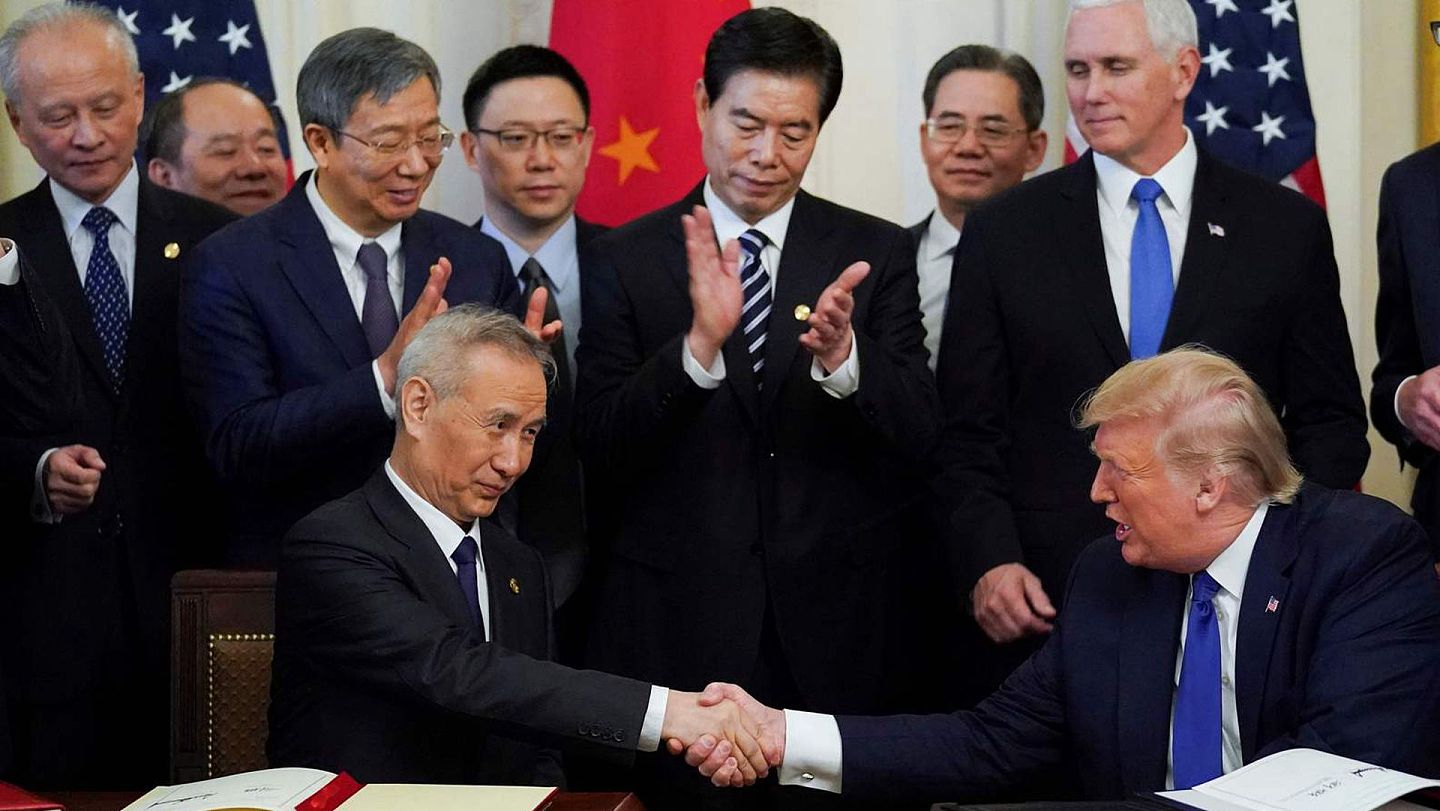 2020年1月15日，特朗普和刘鹤在白宫共同签署第一阶段贸易协议后，握手致意。（Reuters）