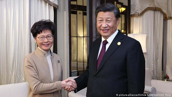 China Shanghai | Carrie Lam, Hongkong & Yi Jinping, Präsident China (picture-alliance/Xinhua News Agency/J- Peng)