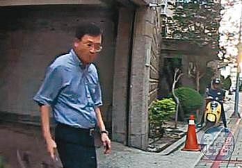 台南市政府卫生局长陈怡（图）从家中走出到郑姓女秘书旁全程遭录下。（读者提供）