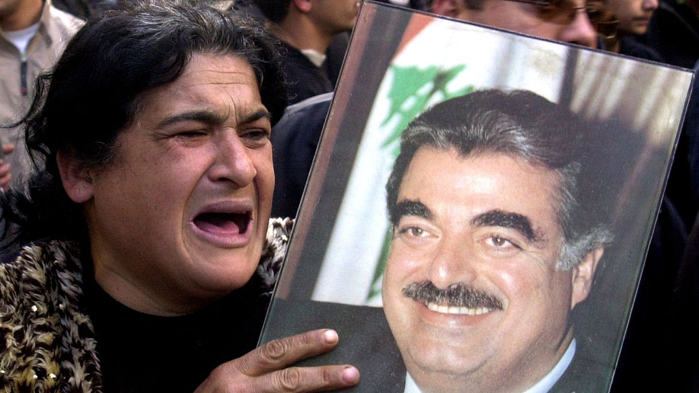 黎巴嫩贝鲁特爆炸：黎巴嫩前总理拉菲克哈里里于2005年2月14日在贝鲁特被汽车炸弹炸死。图为2005年2月15日，在贝鲁特的示威中，一名民众手持拉菲克哈里里的照片痛哭。（Reuters）
