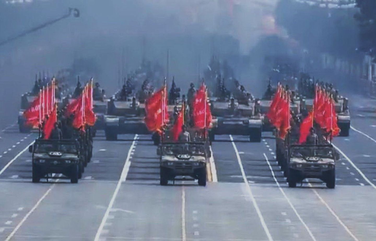 2019年10月1日，中国自主研发制造的第一代猛士轻型高机动越野车亮相阅兵仪式。（微博@列宁格勒保卫者）