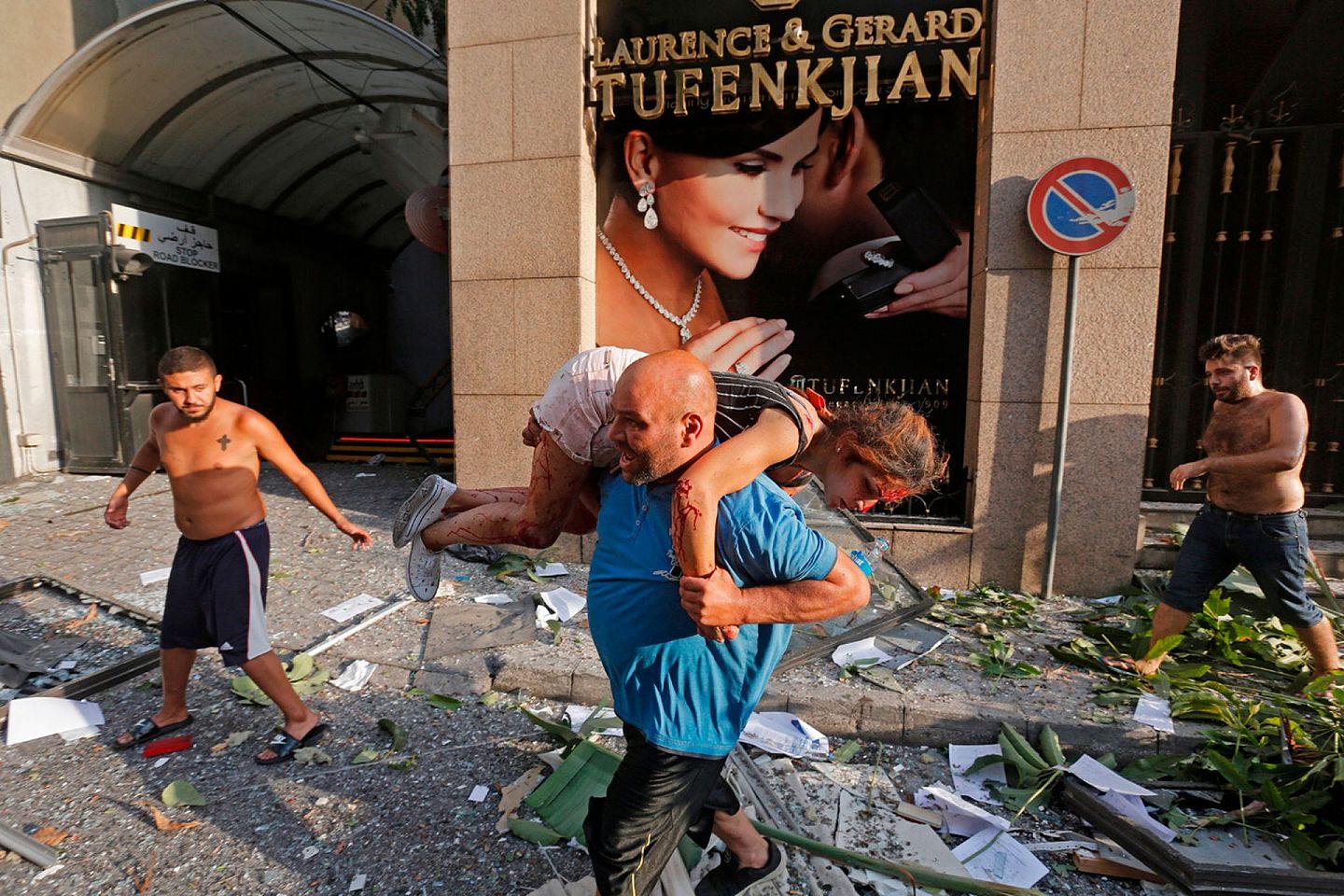8月4日，黎巴嫩首都贝鲁特发生大爆炸，当地人在现场救助伤者。（Marwan Tahtah/AFP via Getty Images）