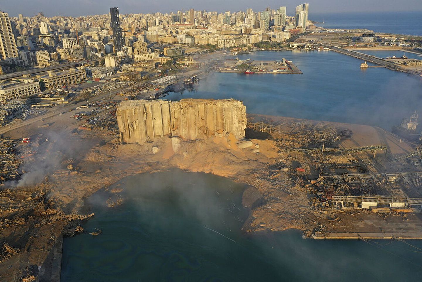 黎巴嫩大爆炸：2020年8月4日贝鲁特港口发生大爆炸后，图为8月5日的港口区域（美联社）