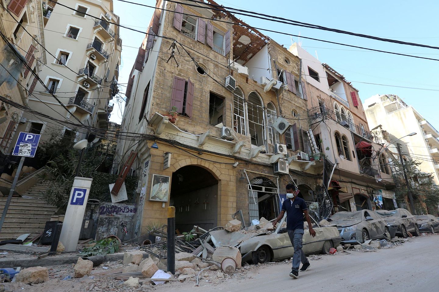 黎巴嫩大爆炸：2020年8月4日贝鲁特港口发生大爆炸后，贝鲁特街头多处受波及，一片颓垣败瓦，图为8月5日在邻近港口地区（路透社）