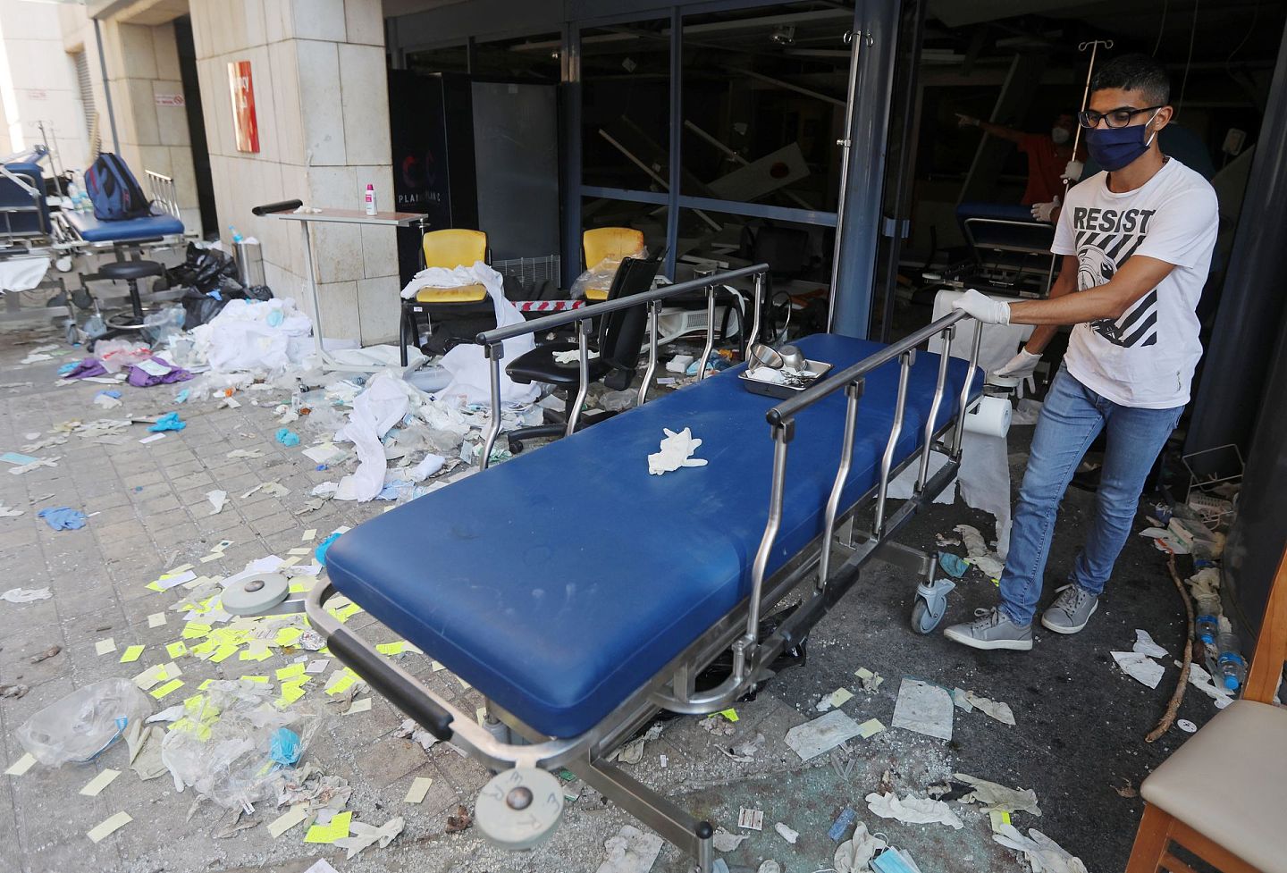 黎巴嫩大爆炸：有多间医院同遭波及，因而未能营业，图为8月5日一名男子把病床推出医院（路透社）