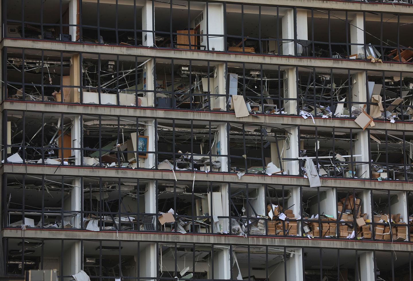 黎巴嫩大爆炸：2020年8月4日贝鲁特港口发生的大爆炸，令附近多栋建筑物损毁，图摄于8月5日（路透社）