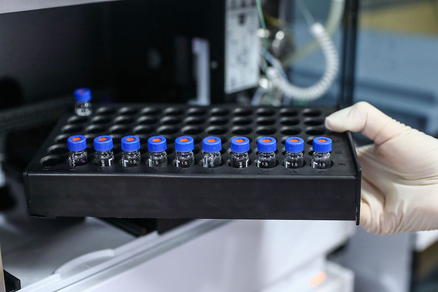 2020年4月11日，工作人员在国药集团中国生物新冠疫苗生产基地质量检定部门对新型冠状病毒灭活疫苗样品进行纯度检测。（新华社）