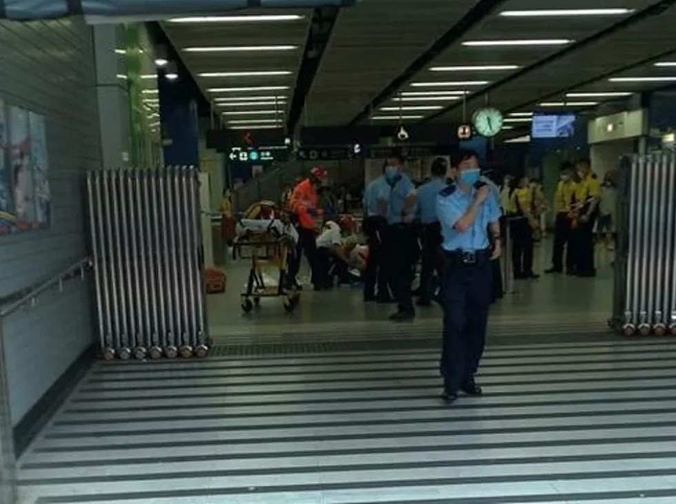 澳华男回国避疫滞留香港，遭歹徒当众狂砍！27万名表被抢，现场无人施救（视频/组图） - 24