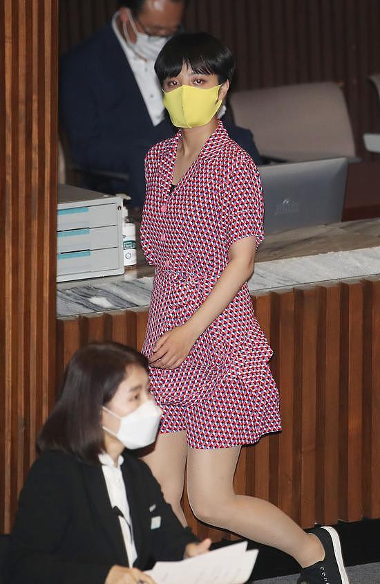  韩国女议员穿粉红裙子去国会（韩联社）