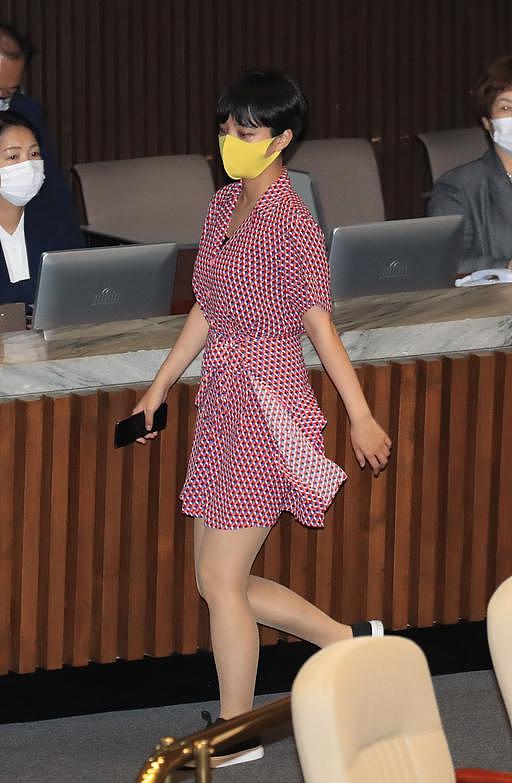  韩国女议员穿粉红裙子去国会（韩联社）
