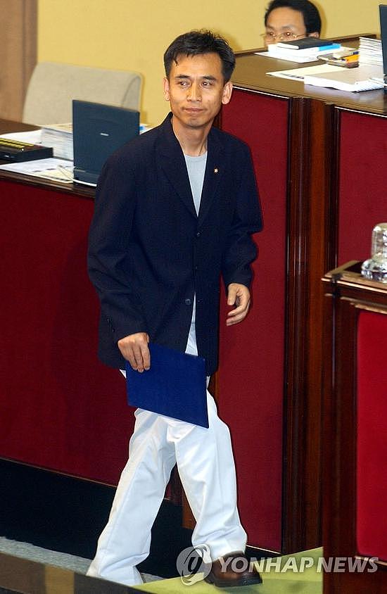  韩国男议员穿白裤子去国会（韩联社）
