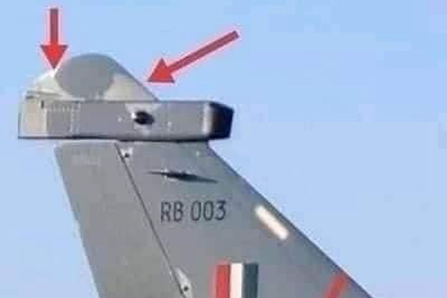从放大的照片来看，印方接收到的战机掉漆十分明显。（微博@洋务先驱张之洞）