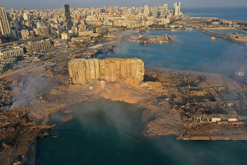 贝鲁特港，摄于周三。关于爆炸的最新细节，似乎只是印证了黎巴嫩人长期以来所抱怨的政府无能。