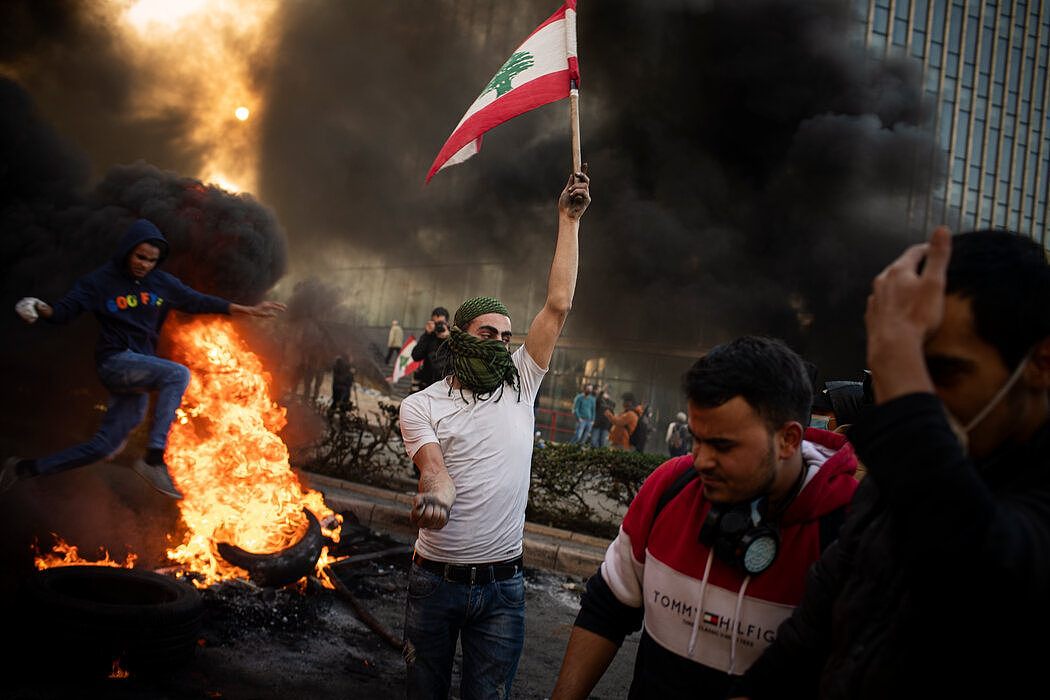 黎巴嫩的经济危机引发了广泛的反政府抗议活动，包括图中1月份的这一次。