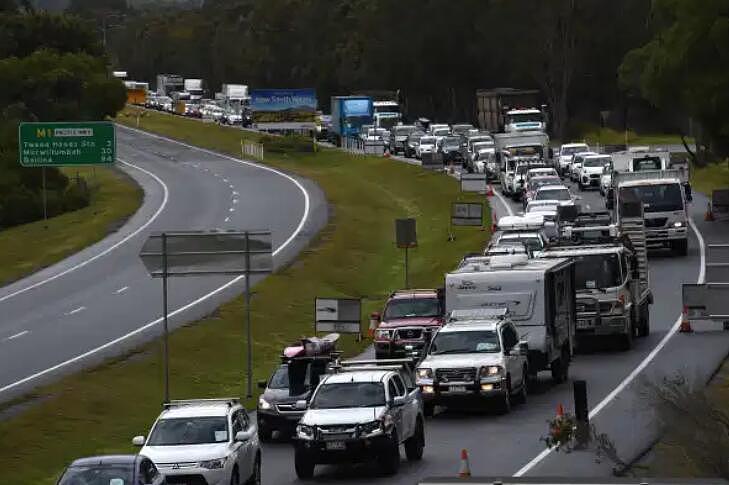 新昆州关闭仅剩几个小时，交通入境车辆排队如“巨龙”，等待入关检查（组图） - 3