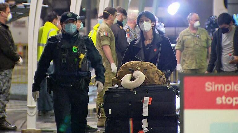 首批维州旅客抵悉尼机场，准备前往酒店隔离，所有旅客戴口罩防护（组图） - 2