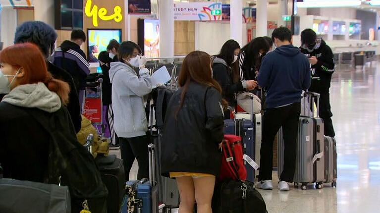首批维州旅客抵悉尼机场，准备前往酒店隔离，所有旅客戴口罩防护（组图） - 3