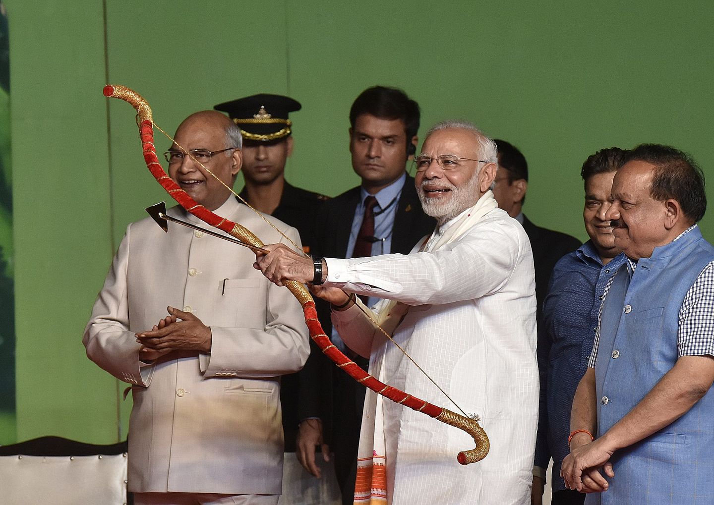 莫迪（中持弓箭者）及其印度人民党（BJP）一直致力于以古印度史诗《罗摩衍那》的罗摩大神崇拜，以此整合并重建印度教信仰体系。（Getty）
