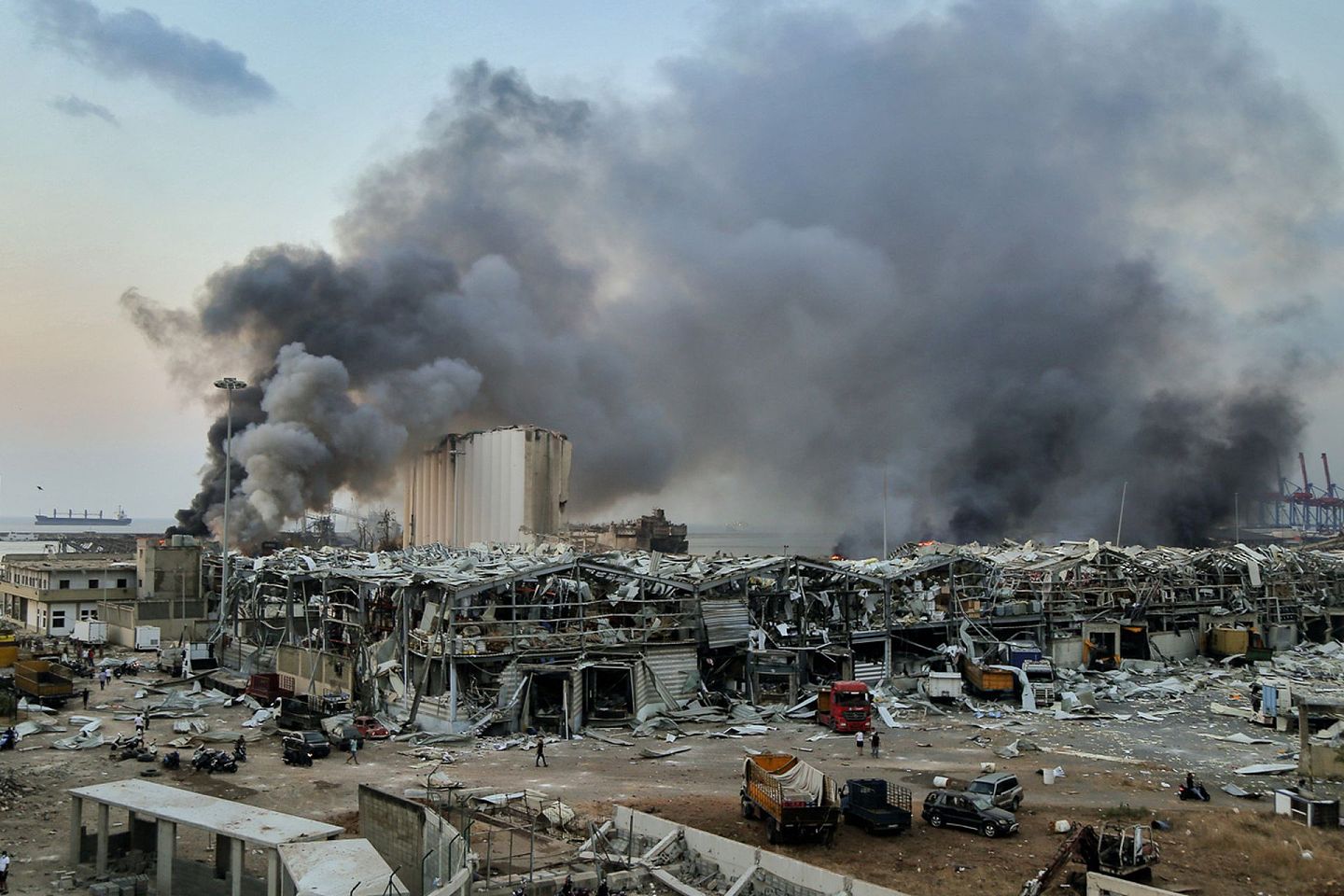 8月4日，黎巴嫩首都貝魯特發生大爆炸，現場冒出濃煙。（Getty Images）