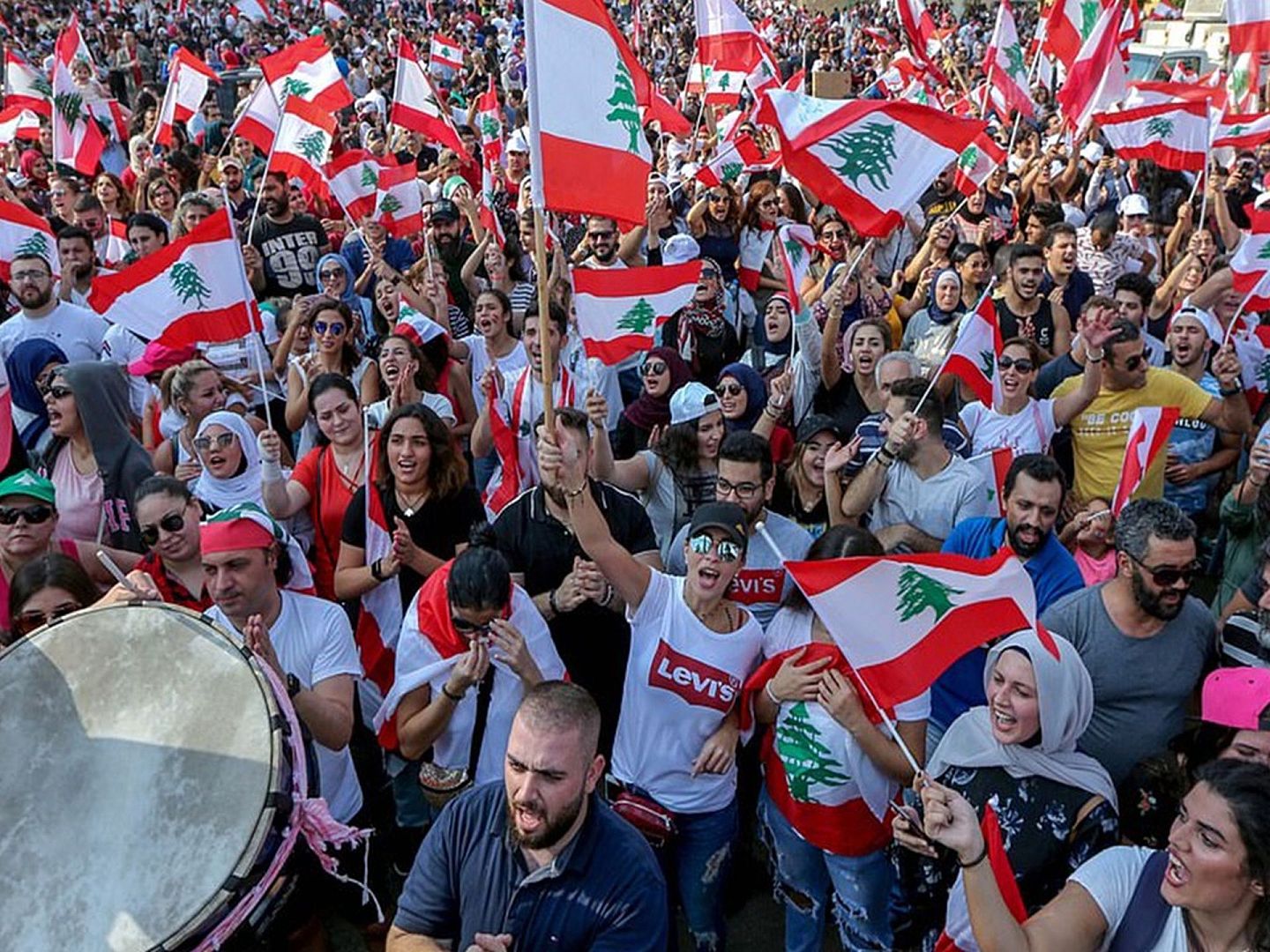 2019年，黎巴嫩因政府宣布向Whatsapp用户课税，引发大规模反政府示威。（Reuters）