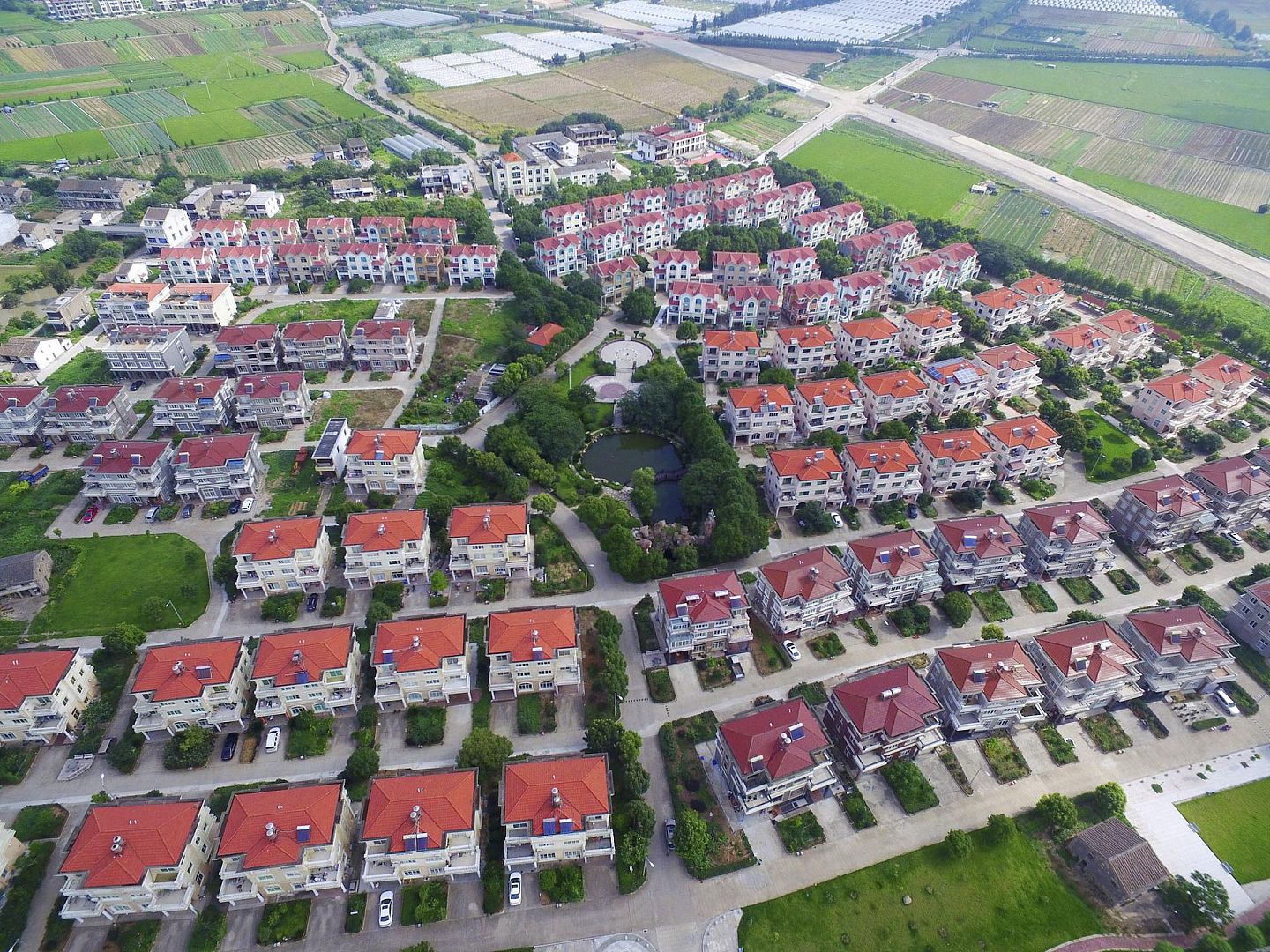 中国新农村建设在各地推行，图为浙江省温岭市红瓦白墙的小康型住宅。（视觉中国）