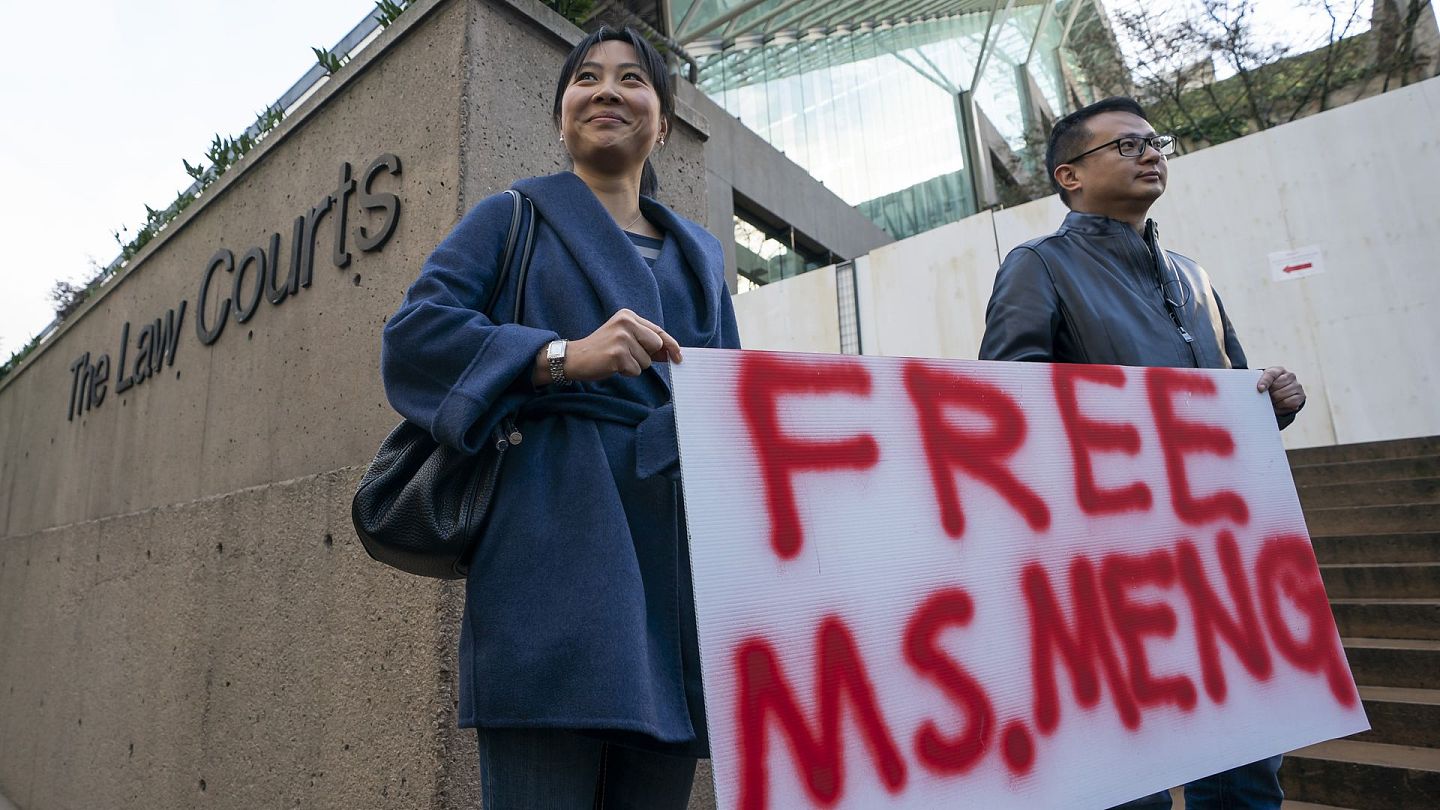 2018年12月10日，加拿大华人到温哥华法院外声援，他们手持标语“释放孟女士”。（Getty）