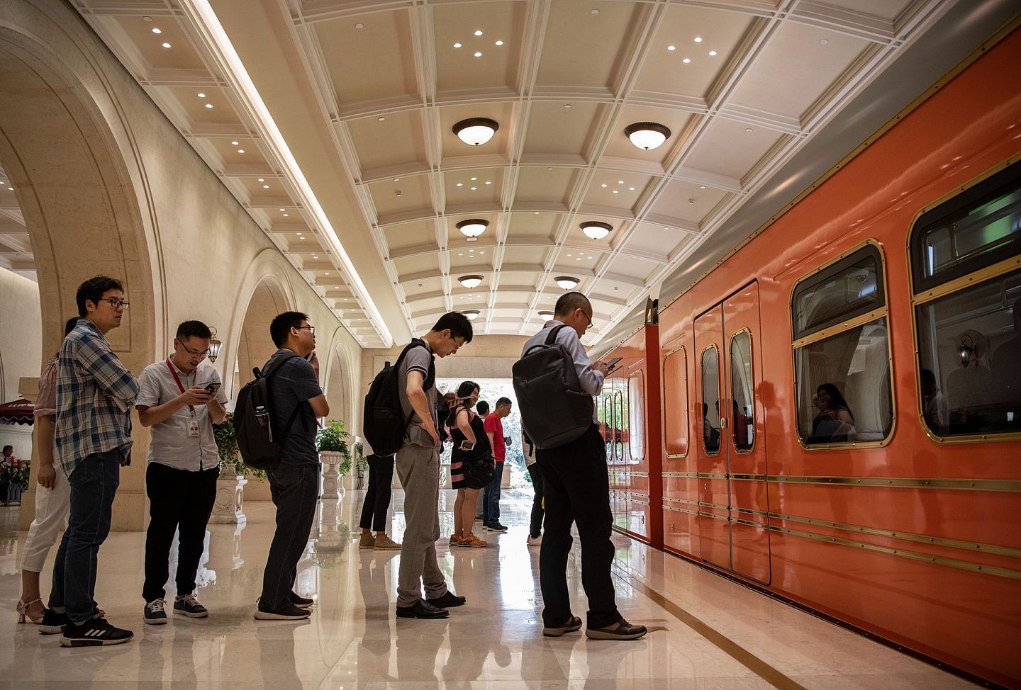 2019年4月24日，在中国深圳附近的东莞，华为的员工们正在等待搭乘由员工、客户和游客乘坐的列车。（Getty）