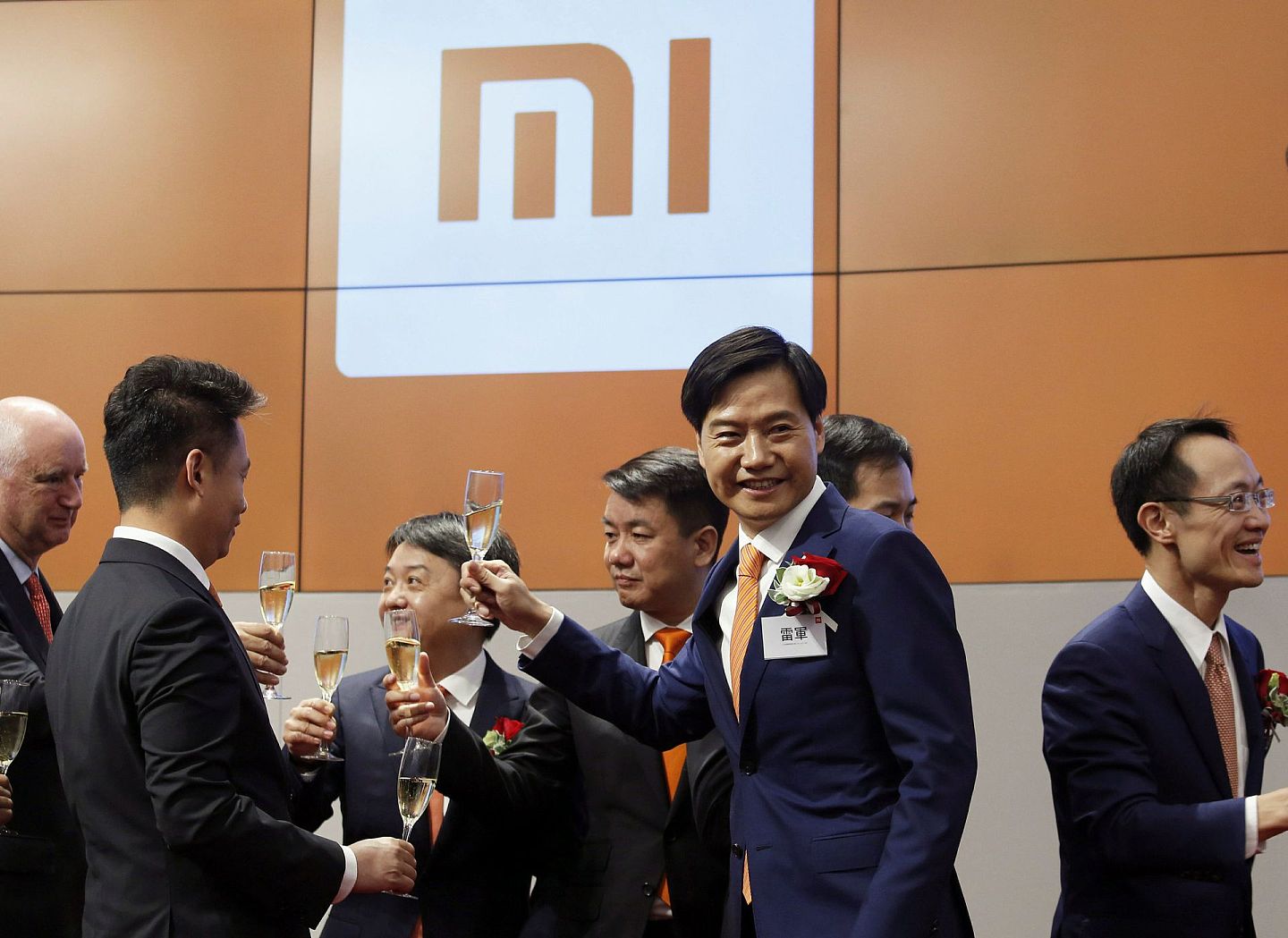 包括小米在内的中国手机厂商密集投资补“芯”。图为2018年7月9日，小米集团正式在港交所主板挂牌（Reuters）