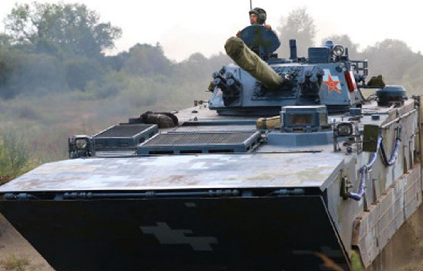 ZBD-05两栖步兵战车的射程能够覆盖整个台湾西部。（微博@Glassy--blue）