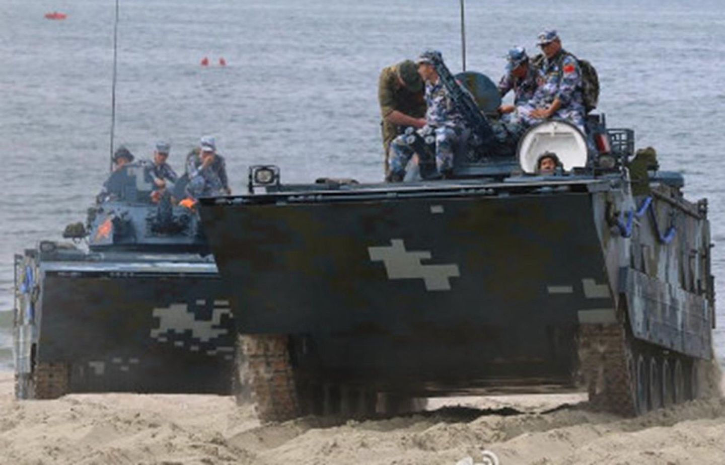 加拿大军事杂志发布卫星照片显示，ZBD-05两栖步兵战车也在部署的计划之中。（微博@Glassy--blue）