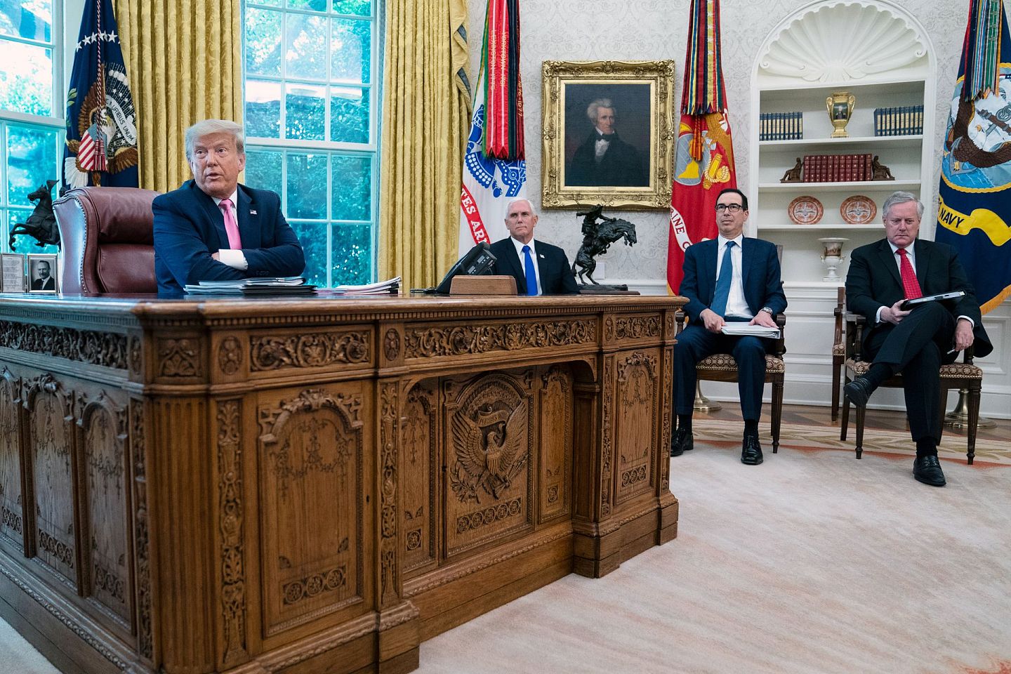 2020年7月20日，美国总统特朗普和副总统彭斯、财长努钦（右二）及白宫办公厅主任梅多斯同国会共和党人在白宫会面。根据媒体报道，努钦也是TikTok收购案谈判的参与者之一。（Reuters）（AP）