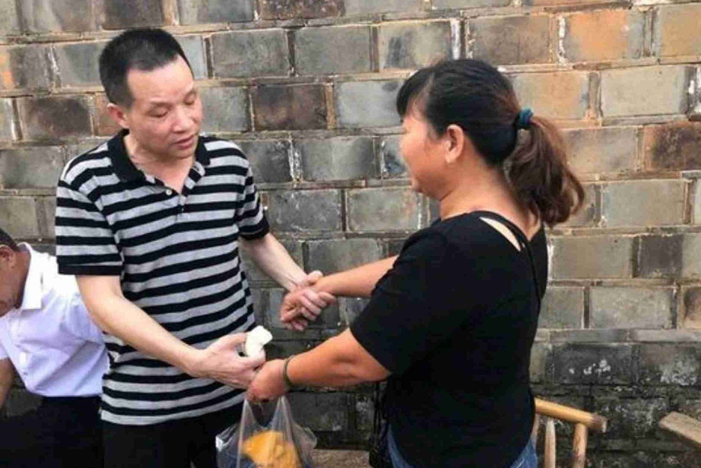 张玉环（左）被无罪释放后与前妻相见。（微博@韩东言）