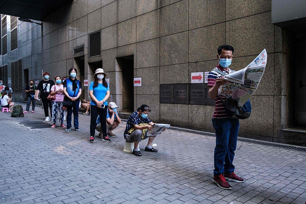 上个月，在香港深水埗区的一家政府诊所外，人们排队等待领取免费的新冠检测盒。