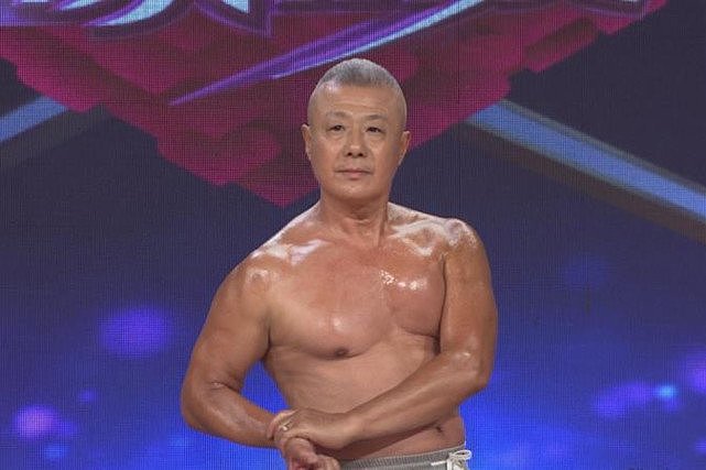 63岁的刘大爷，在《相亲相爱》的舞台上现场秀肌肉，引来尖叫一片。 （受访者供图/图）