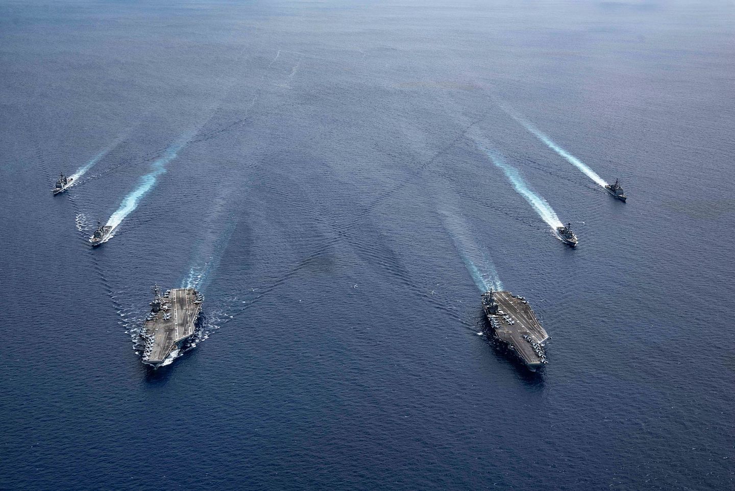 虽然美国海军受到了疫情的影响，但美国还是派出军事力量前往南海展示存在感。图为2020年7月6日，美国海军罗纳德·里根号(CVN 76)和尼米兹号(CVN 68)航母战斗群在南海。（AP)